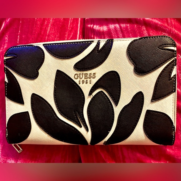 Guess 1981 Vintage XL Black & White
Wallet with many compartments - Picture 1 of 5